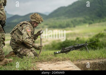 SGT. Steven Levesque, un operatore-manutentore multicanale dei sistemi di trasmissione assegnato alla 1st Theatre Tactical Signal Brigade, Eighth Army, carica una mitragliatrice 240B per un evento di incendio dal vivo durante la United States Army Pacific Best Warrior Competition 2021 al Rodriguez Live Fire Complex, Corea del Sud, il 4 giugno 2021. USARPAC BWC 2021 è un concorso annuale di una settimana composto da concorrenti provenienti da più unità USARPAC. Quest'anno, a causa di COVID-19, il concorso si svolgerà in tutta l'Indo-Pacific con concorrenti che svolgono eventi fisici presso la propria stazione di casa e che partecipano a un Foto Stock