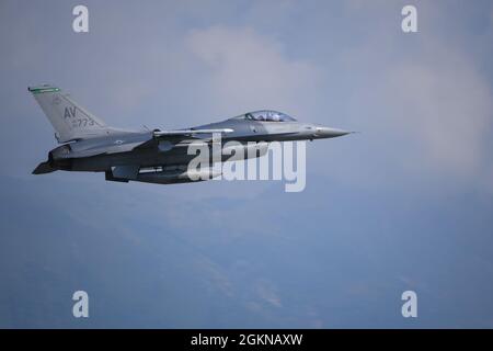 Un US Air Force F-16 Fighting Falcon assegnato al 555 Fighter Squadron decade durante l'esercizio Falcon Strike alla Aviano Air base, Italia, 4 giugno 2021. Falcon Strike 21 è un'esercitazione militare multi-laterale, progettata per migliorare l'integrazione dei combattenti di quarta e quinta generazione, la disponibilità al combattimento e la capacità di combattimento. Foto Stock