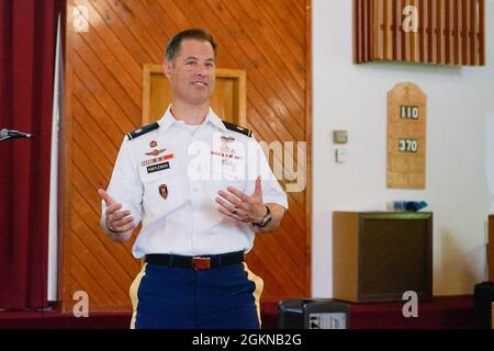 Il Coll. Brian Kibitlewski, comandante, Battaglione delle truppe speciali, primo comando di sostegno del teatro, consegna le osservazioni ai soldati del 1 ° TSC durante le attività di giorno di paga a Fort Knox, Kentucky 4 giugno 2021. Le attività di Payday includevano la formazione su un'ampia varietà di argomenti che spaziavano dai consigli medici alla risoluzione dei conflitti. Foto Stock