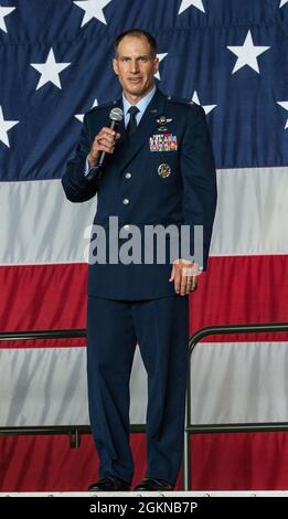 Il col. Matthew Husemann, 436esimo comandante dell'Ala Airlift, parla con i membri del Team dover, gli amici e la famiglia, gli ospiti, i leader civici e i delegati del Congresso durante la 436a cerimonia di Assunzione del comando sulla base aerea di dover, Delaware, 4 giugno 2021. Husemann assunse il comando dell'Ala Aquila, diventando il comandante della 36a ala di dover AFB. Foto Stock