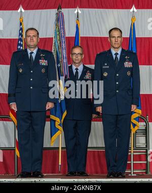 Gen. Thad Bibb, a sinistra, 18° comandante dell'Aeronautica militare; Capo Maestro Sgt. Timothy Bayes, capo comando dell'Ala 436a Airlift, e il Colon. Matthew Husemann, comandante in arrivo della 436a AW, si levano in attenzione durante la cerimonia di Assunzione del comando sulla base dell'aeronautica militare di dover, Delaware, 4 giugno 2021. Husemann assunse il comando in una cerimonia alla presenza di amici, familiari, membri del Team dover, leader civici locali e illustri visitatori. Foto Stock