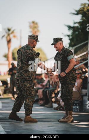 Lewis A. Craparotta (a sinistra), comandante generale, comando di formazione e istruzione, scuote la mano del Gen. William M. Jurney, ex comandante generale, comando di addestramento della Task Force Marine Air Ground, Marine Corps Air Ground Combat Center, durante la cerimonia del cambio di comando del 4 giugno 2021. Durante la cerimonia, Jurney ha ceduto il comando al Gen. Austin E. Renforth. Foto Stock