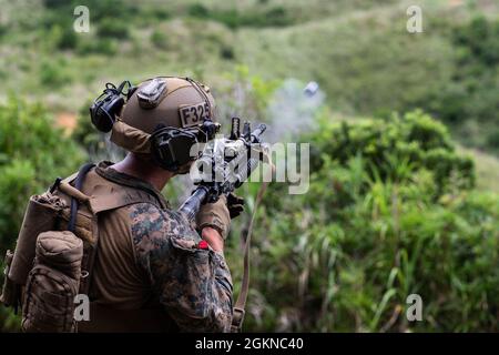 Una Marina statunitense con Force Reconnaissance Platoon, 31st Marine Expeditionary Unit (MEU), spara un lanciagranate M203 durante un'esercitazione antincendio a Camp Hansen, Okinawa, Giappone, 4 giugno 2021. Marines con la 31ma MEU conduce regolarmente esercitazioni antincendio in tempo reale per mantenere la competenza con sistemi di armi multiple. Il 31° MEU, l’unico MEU continuamente dispiegato dal corpo dei Marine, fornisce una forza flessibile e letale pronta ad eseguire un’ampia gamma di operazioni militari come principale forza di risposta alla crisi nella regione indoPacifico. Foto Stock