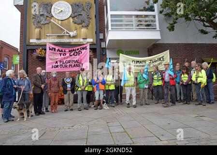 Leominster, Herefordshire, Regno Unito. 15 settembre 2021. I marchers si riuniscono nel centro di Leominster all'inizio del pellegrinaggio "Camino to Cop" alla COP26 Climate Change Conference a Glasgow. Il gruppo si unirà a centinaia di altri Walkers provenienti da tutto il Regno Unito sul 'pellegrinaggio per il pianeta' che arriva a Glasgow il 30 ottobre. G.P. Notizie dal vivo Essex/Alamy Foto Stock