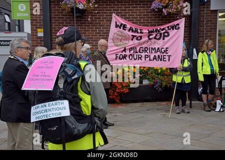 Leominster, Herefordshire, Regno Unito. 15 settembre 2021. I marchers si riuniscono nel centro di Leominster all'inizio del pellegrinaggio "Camino to Cop" alla COP26 Climate Change Conference a Glasgow. Il gruppo si unirà a centinaia di altri Walkers provenienti da tutto il Regno Unito sul 'pellegrinaggio per il pianeta' che arriva a Glasgow il 30 ottobre. G.P. Notizie dal vivo Essex/Alamy Foto Stock