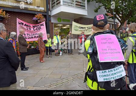 Leominster, Herefordshire, Regno Unito. 15 settembre 2021. I marchers si riuniscono nel centro di Leominster all'inizio del pellegrinaggio "Camino to Cop" alla COP26 Climate Change Conference a Glasgow. Il gruppo si unirà a centinaia di altri Walkers provenienti da tutto il Regno Unito sul 'pellegrinaggio per il pianeta' che arriva a Glasgow il 30 ottobre. G.P. Notizie dal vivo Essex/Alamy Foto Stock