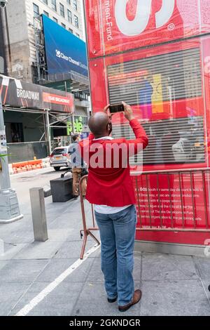 New York, Stati Uniti. 14 settembre 2021. L'iconico stand TKTS di Broadway ha riaperto in tempo per consentire agli spettacoli di ricominciare a correre a Duffy Square. I primi clienti si sono schierati per acquistare biglietti scontati per le produzioni Broadway e Off Broadway. TKTS vende i biglietti per gli spettacoli del giorno stesso e del giorno successivo. (Foto di Lev Radin/Pacific Press) Credit: Pacific Press Media Production Corp./Alamy Live News Foto Stock