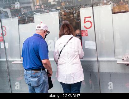 New York, Stati Uniti. 14 settembre 2021. L'iconico stand TKTS di Broadway ha riaperto in tempo per consentire agli spettacoli di ricominciare a correre a Duffy Square. I primi clienti si sono schierati per acquistare biglietti scontati per le produzioni Broadway e Off Broadway. TKTS vende i biglietti per gli spettacoli del giorno stesso e del giorno successivo. (Foto di Lev Radin/Pacific Press) Credit: Pacific Press Media Production Corp./Alamy Live News Foto Stock