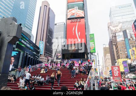 New York, Stati Uniti. 14 settembre 2021. L'iconico stand TKTS di Broadway ha riaperto in tempo per consentire agli spettacoli di ricominciare a correre a Duffy Square. I primi clienti si sono schierati per acquistare biglietti scontati per le produzioni Broadway e Off Broadway. TKTS vende i biglietti per gli spettacoli del giorno stesso e del giorno successivo. (Foto di Lev Radin/Pacific Press) Credit: Pacific Press Media Production Corp./Alamy Live News Foto Stock