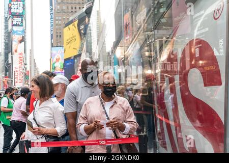 New York, Stati Uniti. 14 settembre 2021. L'iconico stand TKTS di Broadway ha riaperto in tempo per consentire agli spettacoli di ricominciare a correre a Duffy Square. I primi clienti si sono schierati per acquistare biglietti scontati per le produzioni Broadway e Off Broadway. TKTS vende i biglietti per gli spettacoli del giorno stesso e del giorno successivo. (Foto di Lev Radin/Pacific Press) Credit: Pacific Press Media Production Corp./Alamy Live News Foto Stock