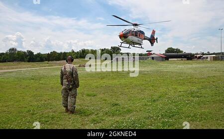 Gli airmen della 188a ala hanno completato un corso intensivo di due giorni qui, 3 – 4 giugno 2021. L'addestramento ha riguardato la gestione delle vie aeree, l'applicazione del tourniquet, il bendaggio della ferita e varie tecniche di trasporto della barella Foto Stock