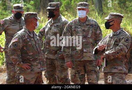 Kenneth Hara, l'Adjutant General dello Stato delle Hawaii, Unito dal suo team di comando visita i soldati del 103o comando della truppa durante la loro qualificazione individuale delle armi, Schofield Barracks, Hawaii, 5 giugno 2021. Foto Stock