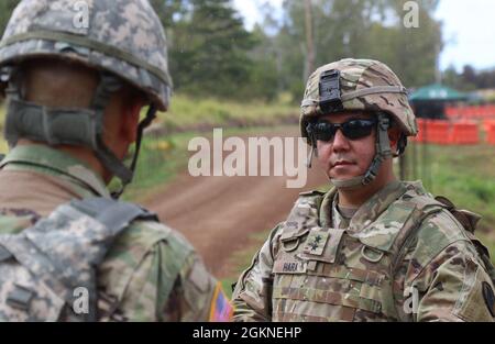 Kenneth S. Hara, l'Adjutant Generale dello Stato delle Hawaii, parla a un 103esimo soldato di comando della truppa durante la qualifica individuale delle armi, Schofeld Barracks, Hawaii, 5 giugno 2021. Foto Stock