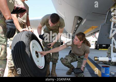 Tecnologia. SGT. Jessica Chatfield, un capo equipaggio con il 191st Aircraft Maintenance Squadron, conduce una sessione di addestramento per Airman 1st Class Gage Terrian e altri capoallenatori di equipaggio per cambiare gli pneumatici del carrello di atterraggio su un KC-135 Stratotanker alla Selfridge Air National Guard base, Michigan, 5 giugno 2021, Air National Guard Airmen sono in un ciclo costante di aggiornamento e aggiornamento formazione. Foto Stock