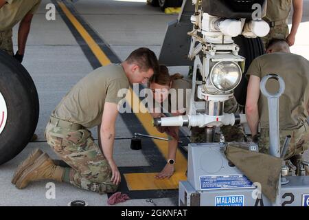 Tecnologia. SGT. Jessica Chatfield, un capo equipaggio con il 191st Aircraft Maintenance Squadron, conduce una sessione di addestramento per Airman 1st Class Gage Terrian e altri capoallenatori di equipaggio per cambiare gli pneumatici del carrello di atterraggio su un KC-135 Stratotanker alla Selfridge Air National Guard base, Michigan, 5 giugno 2021, Air National Guard Airmen sono in un ciclo costante di aggiornamento e aggiornamento formazione. Foto Stock