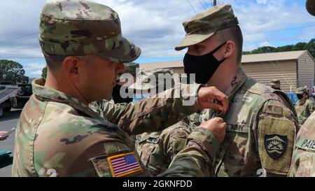 Nicholas Chavez, comandante dello Squadrone, primo Squadrone, 221st Cavalry, presenta la Medaglia di conquista dell'esercito (AAM) alla Guardia Nazionale dell'Oregon. Brandon Sitton, 1186 Compagnia militare di polizia, 5 giugno 2021, Salem, Oreh. Sei soldati dei 1186 hanno ricevuto l'AAMS per i loro sforzi durante la 59a Inaugurazione Presidenziale. Foto Stock