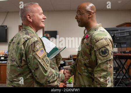 Comando Sgt. Michael Robinson (a destra) è insignito della Legione di merito per il suo servizio al comando di preparazione dell'intelligenza militare come il capo arruoled superiore presentato da MIRC che comanda Briga generale. Joseph Dziezynski, Fort Belvoir, Virginia, 5 giugno 2021. Foto Stock