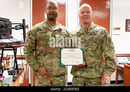 Comando Sgt. Michael Robinson è insignito della Legione di merito per il suo servizio al comando militare di prontezza di intelligenza come il capo arruolato senior presentato da MIRC comandante Briga generale. Joseph Dziezynski, Fort Belvoir, Virginia, 5 giugno 2021. Foto Stock