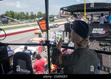 Il primo tenente Samanda McGiffin, membro del 164° Squadrone Airlift alla 179° Ala Airlift, guarda la gara dopo il volo della 179° Ala Airlift al Mid-Ohio Sports Car Course il 5 giugno 2021. La 179esima Ala Airlift è stata richiesta da Mid-Ohio di volare un C-130 sopra la pista durante il National Anthem. Foto Stock