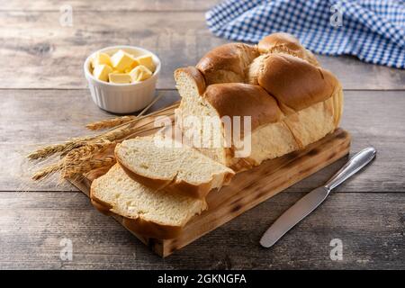 Pane all'uovo intrecciato su tavola di legno Foto Stock