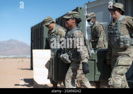 I soldati del 131st Field Hospital disimballano un contenitore di carico a Camp Old Ironsides, Fort Bliss, Texas, 5 giugno 2021. Nell'ambito dell'operazione sul campo Guardian Readiness, i soldati di Guardian Knight si sono alzati in piedi in un ambiente austero. Foto Stock