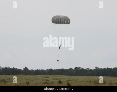 Un paratrooper della Riserva dell'Esercito degli Stati Uniti con il comando degli Affari civili e delle operazioni psicologiche dell'Esercito degli Stati Uniti (Airborne) naviga verso un atterraggio durante le operazioni non tattiche di trasporto aereo alla zona di goccia di Saint Mere Eglise, Fort Bragg, N.C., 5 giugno 2021. USACAPOC(A) Jumpmasters ha lavorato con il Capt. Ignacio Rios, un Jumpmaster cileno assegnato al 1° gruppo speciale di addestramento di guerra(A), il centro e la scuola speciali di guerra dell'esercito degli Stati Uniti John F. Kennedy Foto Stock