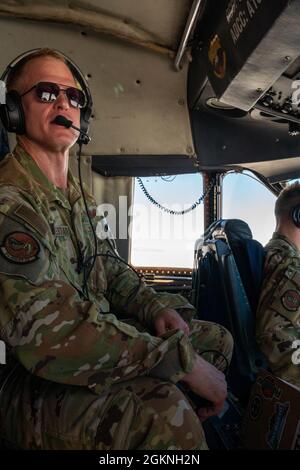 John Habbestad, 9° comandante dello Squadrone dell'Airlift, osserva lo spazio aereo circostante dal sedile di salto durante un volo di addestramento di routine su una base dell'aeronautica di dover C-5M Super Galaxy, sopra la California, 5 giugno 2021. Durante un major Command Service Tail Trainer, i piloti e gli ingegneri di volo sono stati in grado di volare sulla costa occidentale utilizzando regole visive di volo. Ciò richiede che i membri dell'equipaggio utilizzino riferimenti di terra per volare, esercitando differenti insiemi di abilità non spesso utilizzati nelle operazioni quotidiane. Foto Stock