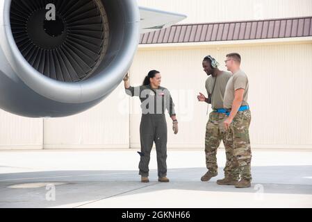 Bianca Santos, pilota assegnato alla 50esima Air Refeling Squadron (ARS), la base dell'aeronautica di MacDill, Florida (a sinistra), esegue controlli aerei con il sesto Aircraft Maintenance Squadron, capo equipaggio, Tech. SGT. Patrick Balu e il personale Sgt. Jacob Cypress, prima di un addestramento di rifornimento dell'aria alla base aerea di Misawa, Giappone, 5 giugno 2021. I membri del 50° ARS volarono a Misawa AB per un'opportunità unica di addestrare e fornire un rifornimento aereo senza pari per un velivolo marittimo P-8 Poseidon della Marina degli Stati Uniti assegnato a Patrol Squadron (VP) 45, Naval Air Station Jacksonville, Florida, dimostrando Foto Stock