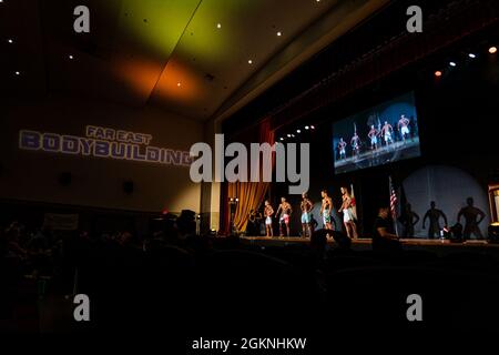 Gli uomini e le donne di Okinawa competono nel 2021 far East Bodybuilding Competition, 6 giugno 2021, al Camp Foster base Theatre di Okinawa, Giappone. Il concorso è stato messo in scena da Marine Corps Community Services ed è il segno distintivo del duro lavoro, della dedizione e della perseveranza dei migliori bodybuilders, bikini, fisique e figure atleti nel Pacifico. Anche dopo 20 anni, lo spettacolo rimane la più lunga e prestigiosa competizione bodybuilding della regione. Foto Stock