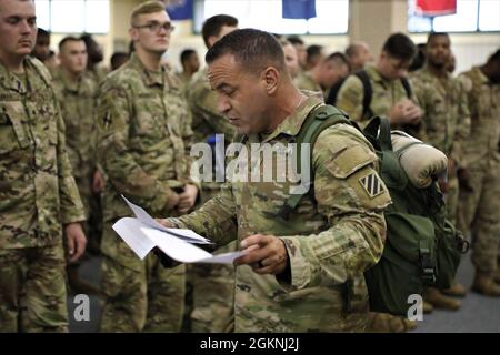 Esercito degli Stati Uniti 1 ° Sgt. Daniel Paul, il primo sergente della compagnia Alpha Company basata su Griffin, secondo battaglione, 121st reggimento fanteria, 48th squadra di combattimento di Brigata di fanteria, Georgia Army National Guard chiama i soldati a manifestarsi per il viaggio di esercitare il Leone africano 21 6 giugno 2021, a Army Hunter Airfield, Georgia. African Lion 21 è il più grande, Premier, comune, esercizio annuale del comando degli Stati Uniti d'Africa ospitato da Marocco, Tunisia e Senegal, 7-18 giugno. Foto Stock