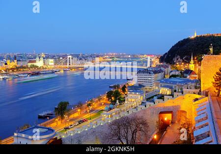 Vista notturna sul Danubio e sulla città di Budapest, Ungheria Foto Stock