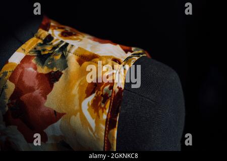 un abito in tessuto naturale con motivo floreale su manichino. la sartoria crea sartoriale a casa tua. cuciture belle e lisce Foto Stock