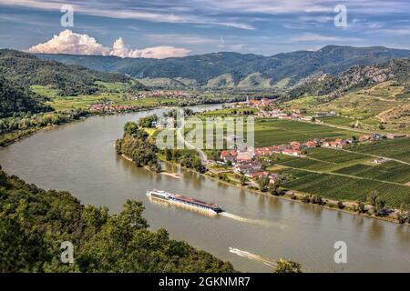 Panorama della valle di Wachau (patrimonio mondiale dell'UNESCO) con nave sul Danubio contro il villaggio di Duernstein nella bassa Austria, Austria Foto Stock