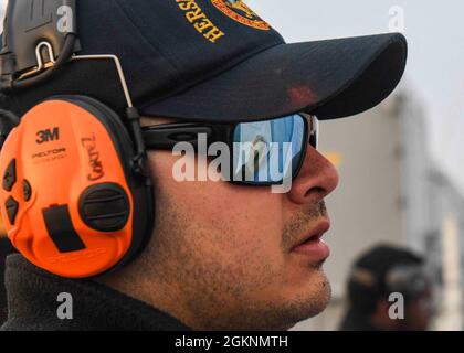 ATLANTIC OCEAN (07 GIUGNO 2021) Gunners Mate 3rd Class Jose Cortez segna un obiettivo durante il corso di qualificazione con pistole di servizio 9mm a bordo della base navale di Expeditionary USS Hershel “Woody” Williams (ESB 4) nell'Oceano Atlantico, 07 giugno 2021. Hershel “Woody” Williams è in fase di dispiegamento programmato nell'area della Sesta flotta degli Stati Uniti di operazioni a sostegno degli interessi e della sicurezza nazionali degli Stati Uniti in Europa e Africa. Foto Stock