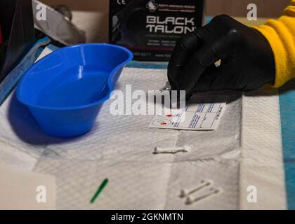 ATLANTIC OCEAN (07 GIUGNO 2021) Chief Aviation Boatswain’s Mate (Aircraft Handling) Brian Abeyta conduce un test del tipo di sangue durante un’esercitazione a piedi sulla banca del sangue a bordo della Expeditionary Sea base USS Hershel “Woody” Williams (ESB 4) nell’Oceano Atlantico, 07 giugno 2021. Hershel “Woody” Williams è in fase di dispiegamento programmato nell'area della Sesta flotta degli Stati Uniti di operazioni a sostegno degli interessi e della sicurezza nazionali degli Stati Uniti in Europa e Africa. Foto Stock