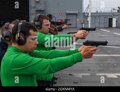 ATLANTIC OCEAN (07 GIUGNO 2021) i marinai partecipano ad un corso di qualificazione di pista di servizio 9mm a bordo della base navale di Expeditionary USS Hershel “Woody” Williams (ESB 4) nell'Oceano Atlantico, 07 giugno 2021. Hershel “Woody” Williams è in fase di dispiegamento programmato nell'area della Sesta flotta degli Stati Uniti di operazioni a sostegno degli interessi e della sicurezza nazionali degli Stati Uniti in Europa e Africa. Foto Stock