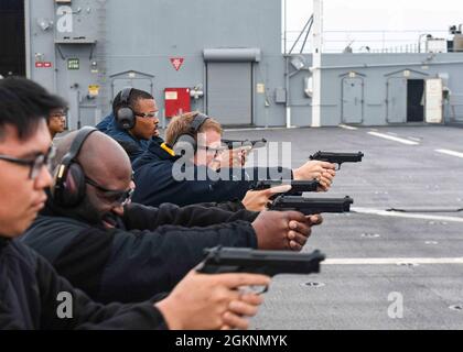 ATLANTIC OCEAN (07 GIUGNO 2021) i marinai partecipano ad un corso di qualificazione di pista di servizio 9mm a bordo della base navale di Expeditionary USS Hershel “Woody” Williams (ESB 4) nell'Oceano Atlantico, 07 giugno 2021. Hershel “Woody” Williams è in fase di dispiegamento programmato nell'area della Sesta flotta degli Stati Uniti di operazioni a sostegno degli interessi e della sicurezza nazionali degli Stati Uniti in Europa e Africa. Foto Stock