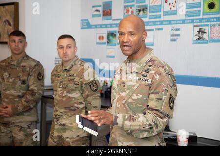 Michael Talley, il comando di ricerca e sviluppo medico dell'esercito degli Stati Uniti e il comando generale di Fort Detrick, parla ai soldati dall'Istituto di ricerca dell'esercito di Walter Reed durante una visita, 7 giugno 2021. A Talley sono state fornite informazioni sintetiche dai soldati arruolati sulle missioni che stanno sostenendo al WRAIR Foto Stock