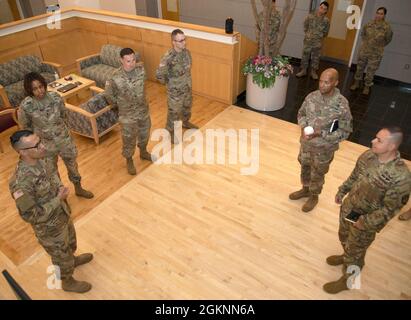 Michael Talley, il comando di ricerca e sviluppo medico dell'esercito degli Stati Uniti e il comando generale di Fort Detrick, parla ai soldati dall'Istituto di ricerca dell'esercito di Walter Reed durante una visita, 7 giugno 2021. A Talley sono state fornite informazioni sintetiche dai soldati arruolati sulle missioni che stanno sostenendo al WRAIR Foto Stock