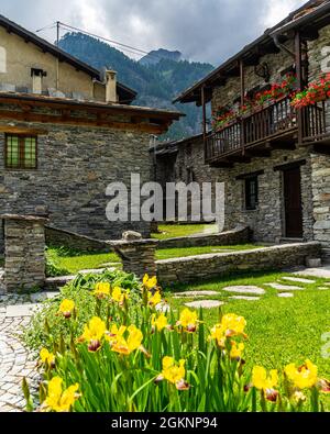 Tipico borgo italiano di Chianale circondato da zone montagnose in Piemonte Foto Stock