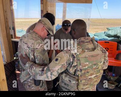 Cappellano (Maj.) David Adelusi con la Task Force Phoenix, dice una preghiera per i soldati della Foxtrot Company, 1° Battaglione, 168° Regiment Aviazione (General Support Aviation Battaglione) durante una circolazione del campo di battaglia. Foto Stock