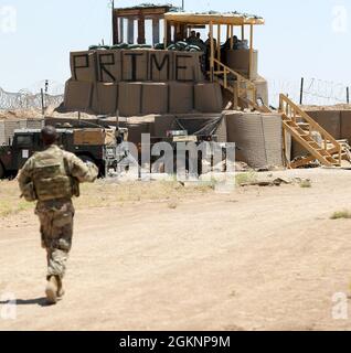 Cappellano (Maj.) David Adelusi, si porta ai soldati della Foxtrot Company, 1° Battaglione, 168° Regiment Aviazione (General Support Aviation Battaglione), presso 'Outpost Optimus prime'. Foto Stock