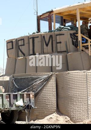 Cappellano (Maj.) David Adelusi, si porta ai soldati della Foxtrot Company, 1° Battaglione, 168° Regiment Aviazione (General Support Aviation Battaglione), presso 'Outpost Optimus prime'. Foto Stock