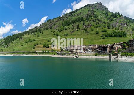 Tipico borgo italiano di Pontechianale circondato da laghi e zone montagnose in Piemonte Foto Stock