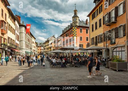 Turisti sulla Place Saint-Leger a Chambery in una giornata estiva. Chambery, Regione Auvergne-Rhône-Alpes, Dipartimento Savoia, Francia, Europa Foto Stock