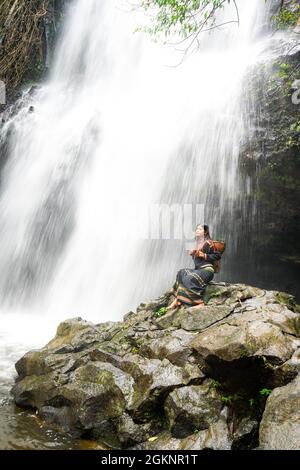 Cascata di Luu Ly nella provincia di Dak Nong nel Vietnam centrale Foto Stock