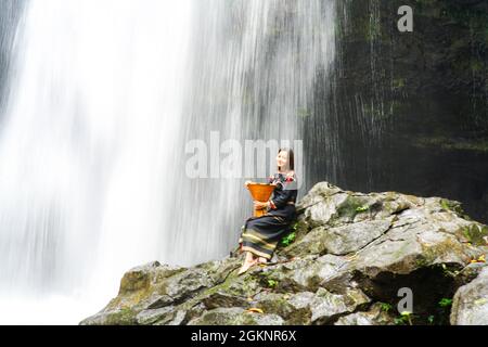 Cascata di Luu Ly nella provincia di Dak Nong nel Vietnam centrale Foto Stock