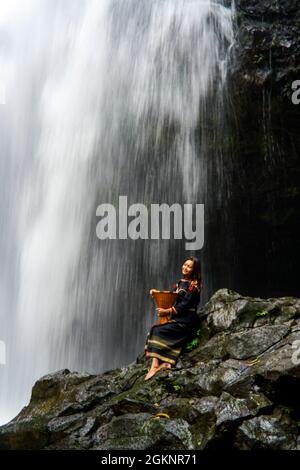 Cascata di Luu Ly nella provincia di Dak Nong nel Vietnam centrale Foto Stock