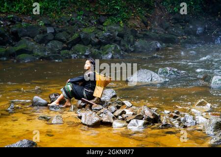 Cascata di Luu Ly nella provincia di Dak Nong nel Vietnam centrale Foto Stock