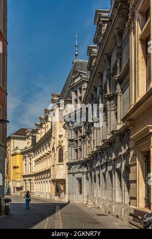 Vista delle facciate di edifici antichi e il Palazzo del Parlamento a Grenoble. dipartimento di Isère, Regione Rhône-Alpi, Francetourist Foto Stock